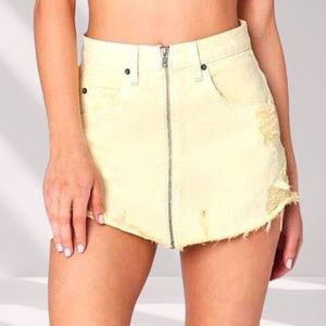 Carmar Avery Beatrice Front Zip Pale Yellow Denim Skirt | Size 26